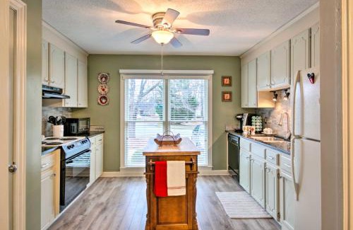 Greenwood Apartamento | Cozy Greenwood Condo with Patio - 2 Mi to Downtown!