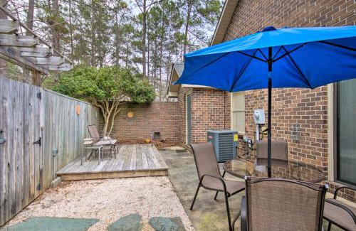 Greenwood Apartamento | Cozy Greenwood Condo with Patio - 2 Mi to Downtown!