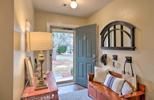 Greenwood Apartamento | Cozy Greenwood Condo with Patio - 2 Mi to Downtown!
