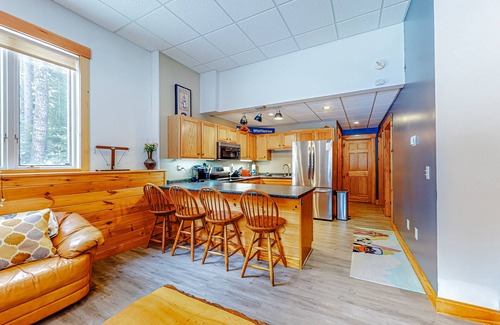 Carrabassett Valley Apartamento | Cozy, ground-floor duplex retreat with direct shuttle service to Sugarloaf