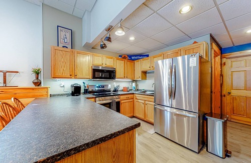 Carrabassett Valley Apartamento | Cozy, ground-floor duplex retreat with direct shuttle service to Sugarloaf