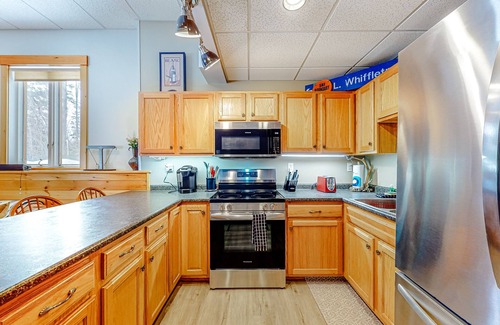 Carrabassett Valley Apartamento | Cozy, ground-floor duplex retreat with direct shuttle service to Sugarloaf