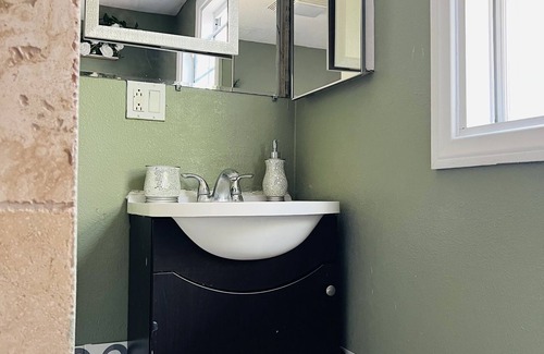 South Gate Apartamento | Cozy Guest Home in Central LA! Five minutes away from all major fwys: 710/105/5