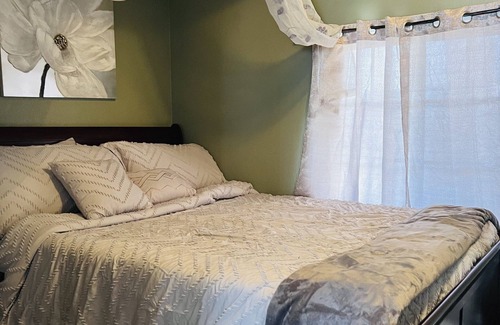 South Gate Apartamento | Cozy Guest Home in Central LA! Five minutes away from all major fwys: 710/105/5