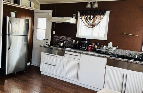 South Gate Apartamento | Cozy Guest Home in Central LA! Five minutes away from all major fwys: 710/105/5