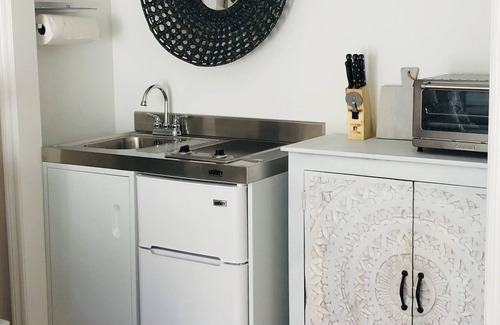 South Redondo Casa | Cozy Guest Suite one block from the beach
