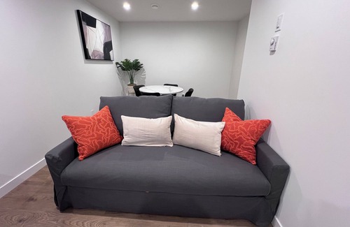 Tuscany Casa | Cozy guest suite, walking trails, mins from Canada Olympic Park & Banff