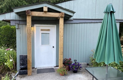 Nelson Cabina | Cozy Guesthouse Close to Ski Hill, Nelson, and Ainsworth!