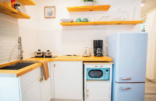 Little Haiti Cabaña | Cozy Guesthouse w/Free Parking less than 15mins from the beach!