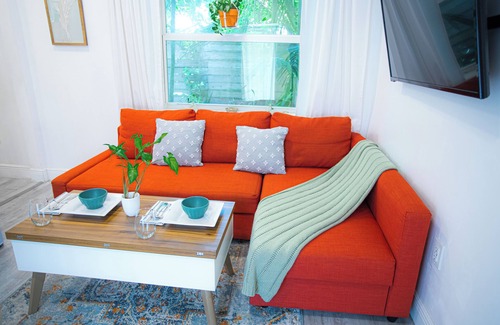 Little Haiti Cabaña | Cozy Guesthouse w/Free Parking less than 15mins from the beach!