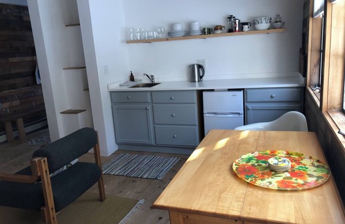Lake Leelanau Cabina | Cozy guesthouse with WiFi in charming Lake Leelanau