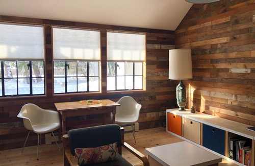 Lake Leelanau Cabina | Cozy guesthouse with WiFi in charming Lake Leelanau