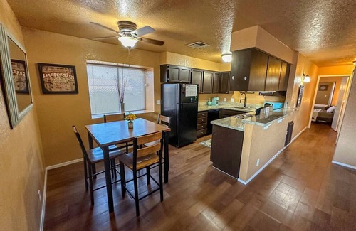 Paradise Casa | Cozy Harry Reid Airport apartment {pet friendly} five min from the Strip