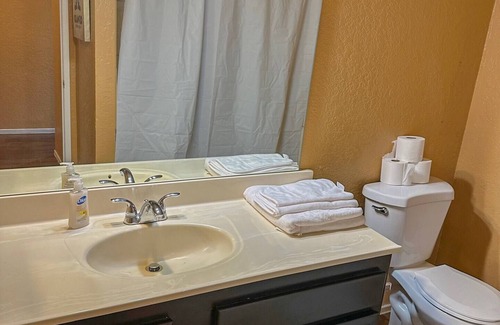 Paradise Casa | Cozy Harry Reid Airport apartment {pet friendly} five min from the Strip