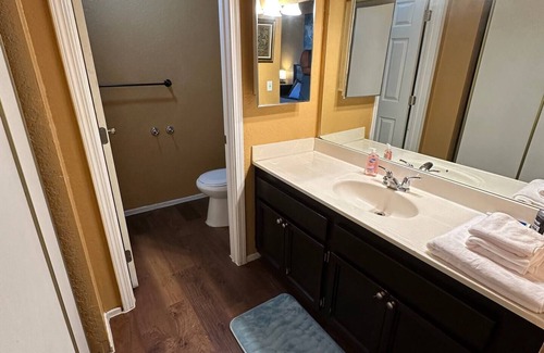Paradise Casa | Cozy Harry Reid Airport apartment {pet friendly} five min from the Strip