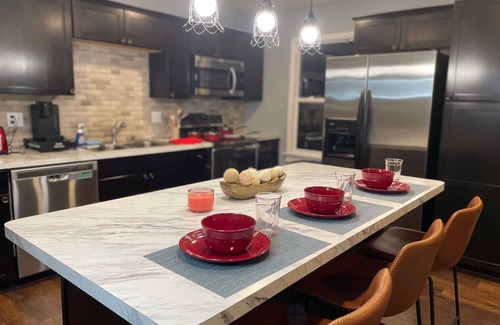 Ames Casa | Cozy Haven: Your Home Away from Home Spacious 5-bedroom house with AC and Wi-Fi