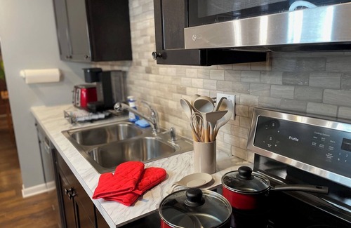 Ames Casa | Cozy Haven: Your Home Away from Home Spacious 5-bedroom house with AC and Wi-Fi