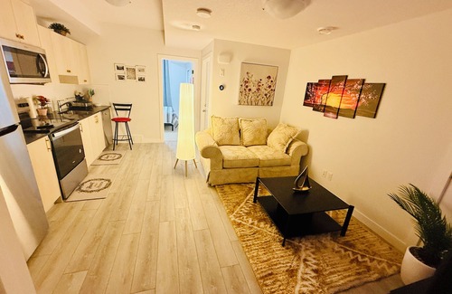 Southwest Calgary Casa | Cozy Haven – Your Peaceful & Stylish Retreat, where Comfort meets Tranquility!