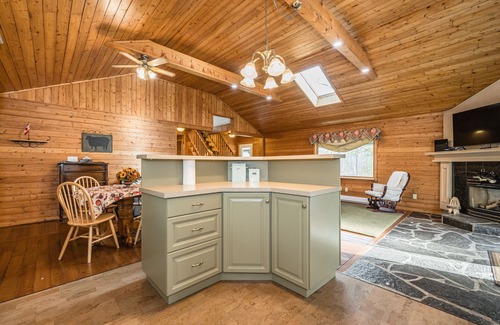 South Bruce Peninsula Cabina | Cozy Hideaway: Hot Tub, PS4 & Nature Escapes