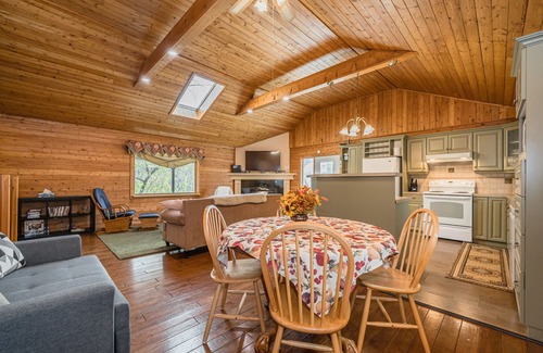 South Bruce Peninsula Cabina | Cozy Hideaway: Hot Tub, PS4 & Nature Escapes