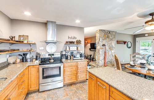 Black Mountain Casa | NUEVO-NC Hideaway w / Scenic Deck, 17 Mi. a Asheville
