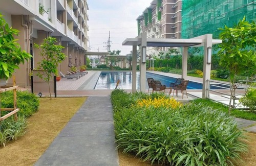 Paranaque Condominio | Cozy High Floor 2-bedroom condo with WiFi, Balcony and AC in Sucat, Parañaque