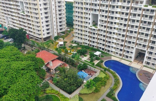Paranaque Condominio | Cozy High Floor 2-bedroom condo with WiFi, Balcony and AC in Sucat, Parañaque