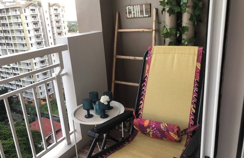 Paranaque Condominio | Cozy High Floor 2-bedroom condo with WiFi, Balcony and AC in Sucat, Parañaque