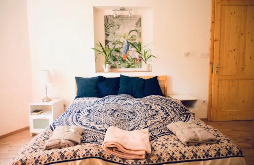 Gellert Hill Apartamento | Cozy Hillside Home in Budapest with Patio