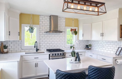 Points East Casa | Cozy Hilltop Retreat w/Hot Tub, Firepit & Deck. Pet-Friendly!
