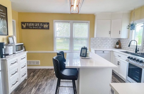 Points East Casa | Cozy Hilltop Retreat w/Hot Tub, Firepit & Deck. Pet-Friendly!