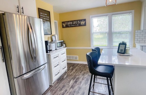 Points East Casa | Cozy Hilltop Retreat w/Hot Tub, Firepit & Deck. Pet-Friendly!