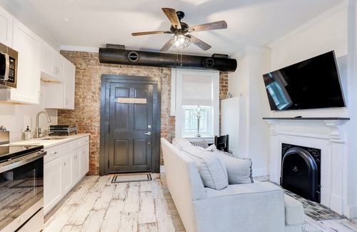 Historic District - North Apartamento | Cozy & Historic 1790 Guest House Steps to River St, Food, and Entertainment!