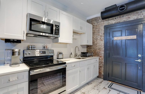 Historic District - North Apartamento | Cozy & Historic 1790 Guest House Steps to River St, Food, and Entertainment!