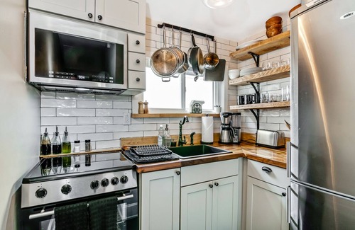Washington Square West Casa | Cozy & Historic Gem: Free Parking+ Patio -Sleeps 6