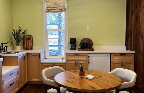Geyserville Cabaña | Cozy Historical Guesthouse in Anderson Valley Vineyards