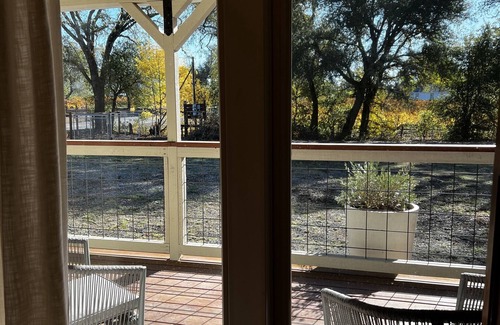 Geyserville Cabaña | Cozy Historical Guesthouse in Anderson Valley Vineyards