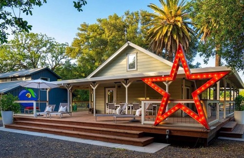 Geyserville Cabaña | Cozy Historical Guesthouse in Anderson Valley Vineyards