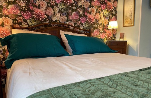 La Chapelle-Saint-Aubin Cama Y Desayuno | Casa acogedora con piscina cubierta, cerca de Le Mans