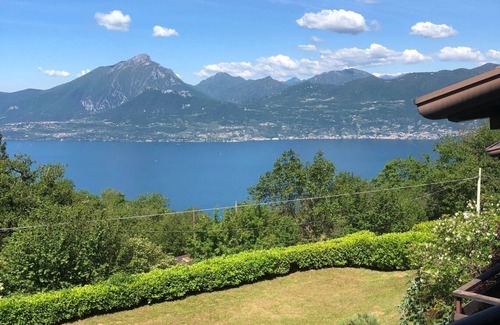 San Zeno di Montagna Apartamento | Acogedor apartamento vacacional con balcón, vistas al lago y wifi; aparcamiento disponible, se admiten mascotas