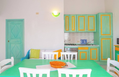 Barrabisa Apartamento | Acogedor apartamento vacacional "Conchiglia Verde" con balcón, vistas al mar y Wi-Fi