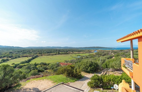 Barrabisa Apartamento | Acogedor apartamento vacacional "Conchiglia Verde" con balcón, vistas al mar y Wi-Fi