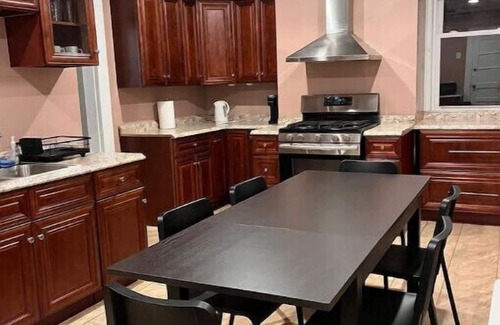 Orange Casa | Cozy Home 40 mins from NYC Newark Airport 25min