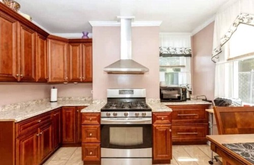Orange Casa | Cozy Home 40 mins from NYC Newark Airport 25min