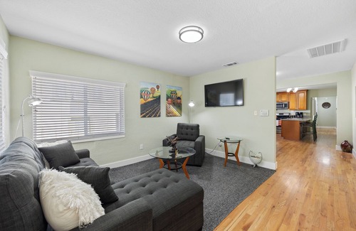 North Oak Park Casa | Cozy Home - 7 Min. Walk to UC Davis Medical Ctr. Sacramento, nEV- Charger Leve2
