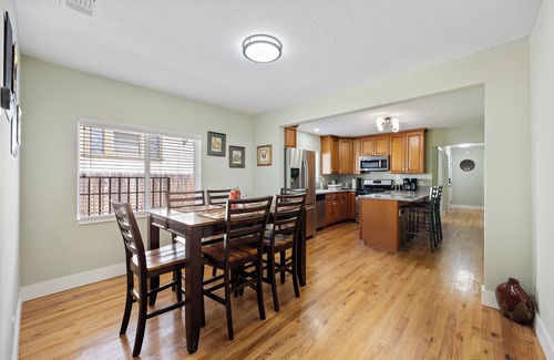 North Oak Park Casa | Cozy Home - 7 Min. Walk to UC Davis Medical Ctr. Sacramento, nEV- Charger Leve2