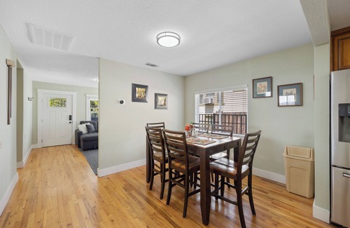 North Oak Park Casa | Cozy Home - 7 Min. Walk to UC Davis Medical Ctr. Sacramento, nEV- Charger Leve2