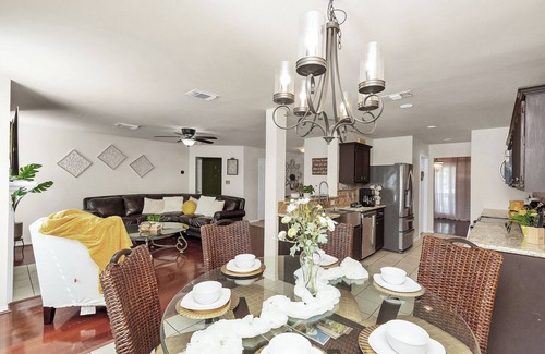 Clodine Casa | Cozy home away from home4 bedroom suburban retreat