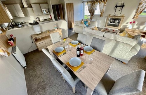 Skegness Cabina | Cozy home away from home 3 bed lodge with a hot tub @ 101 Windsor Pendine Sands.