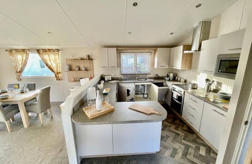 Skegness Cabina | Cozy home away from home 3 bed lodge with a hot tub @ 101 Windsor Pendine Sands.